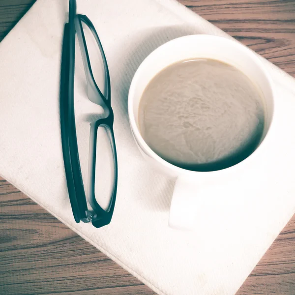 Xícara de café com óculos — Fotografia de Stock