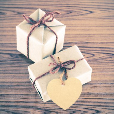 Hediye kutusu kalp kartı ile