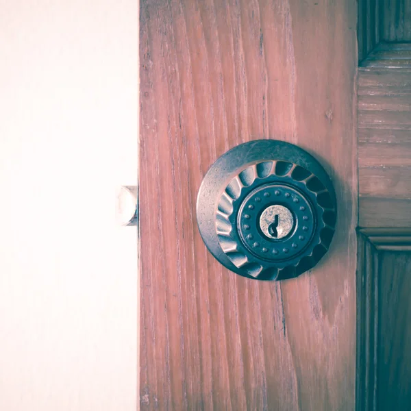 Maçaneta da porta e buraco da chave — Fotografia de Stock