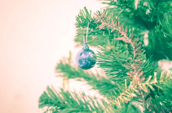 Bola azul de Navidad en el árbol — Foto de Stock