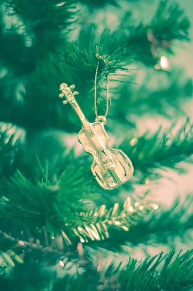 Violino sull'albero di Natale — Foto Stock