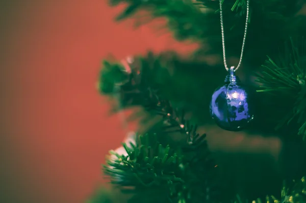 Bola azul de Navidad en el árbol — Foto de Stock