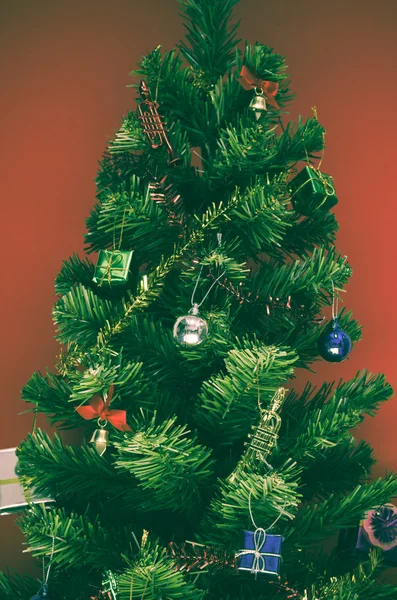 Kerstboom op rode — Stockfoto
