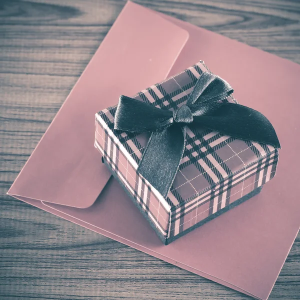 Caja de regalo y sobre — Foto de Stock