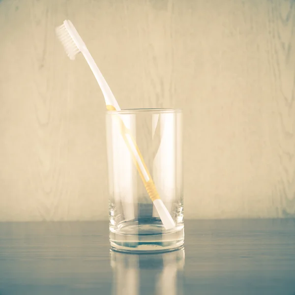 Een tandenborstel in glas — Stockfoto