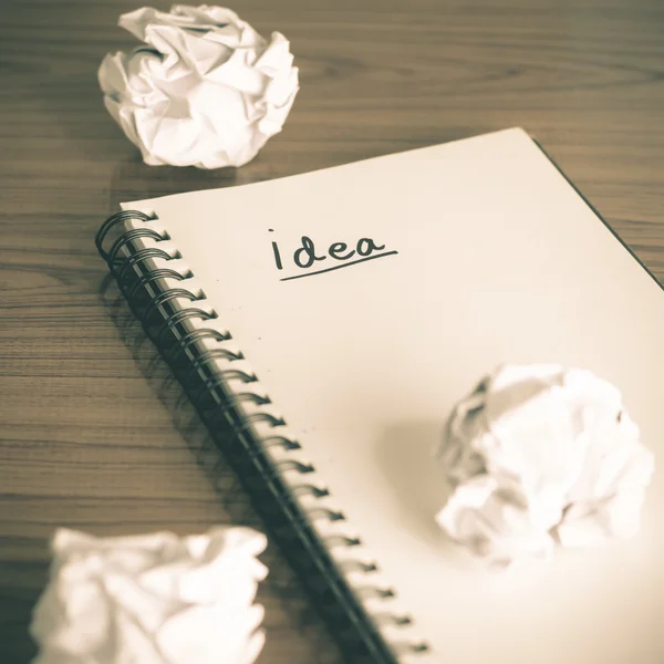 Notebook com papel amassado — Fotografia de Stock