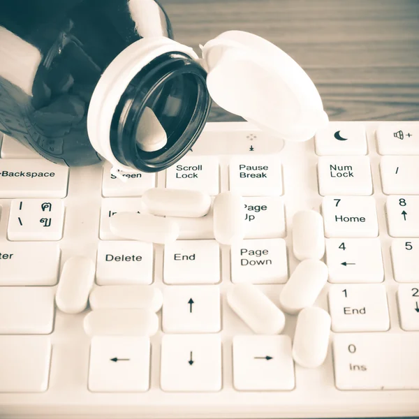 Prášky na klávesnici počítače — Stock fotografie