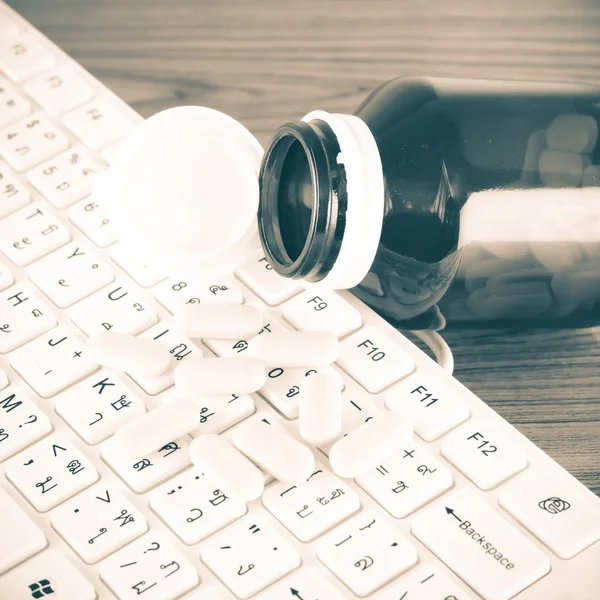 Pastillas en el ordenador del teclado — Foto de Stock