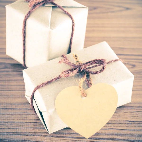 Geschenkbox mit Herz-Karte — Stockfoto