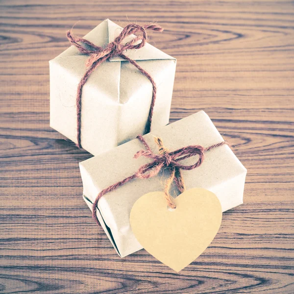 Scatola regalo con scheda cuore — Foto Stock