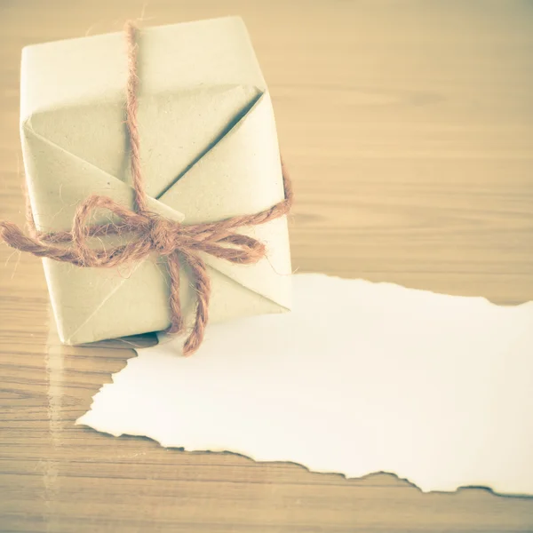 Confezione regalo con carta — Foto Stock