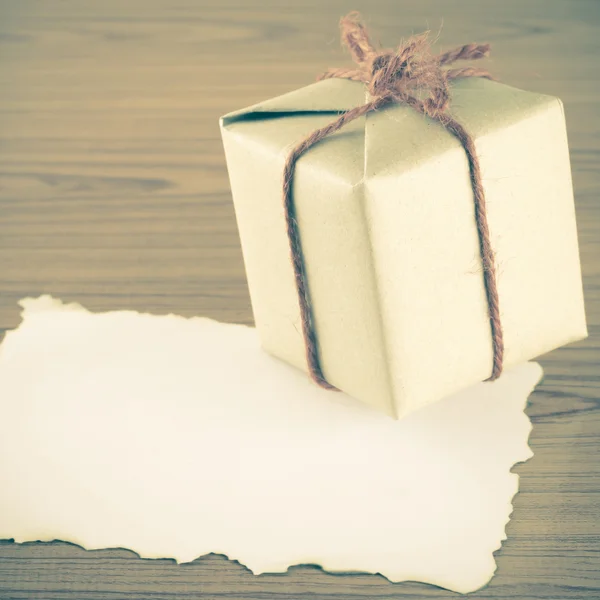 Boîte cadeau avec papier — Photo