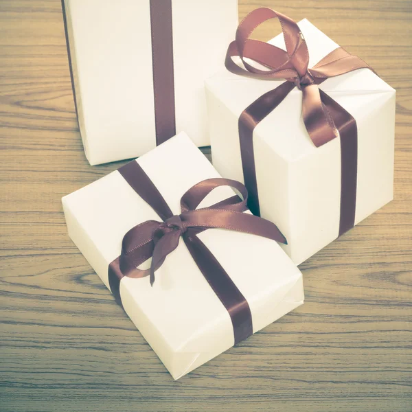 Confezioni regalo bianche con nastro — Foto Stock