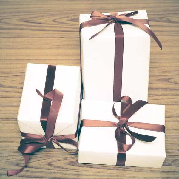 Cajas de regalo blancas con cinta —  Fotos de Stock