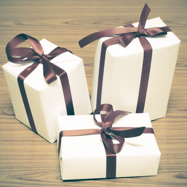 Cajas de regalo blancas con cinta — Foto de Stock