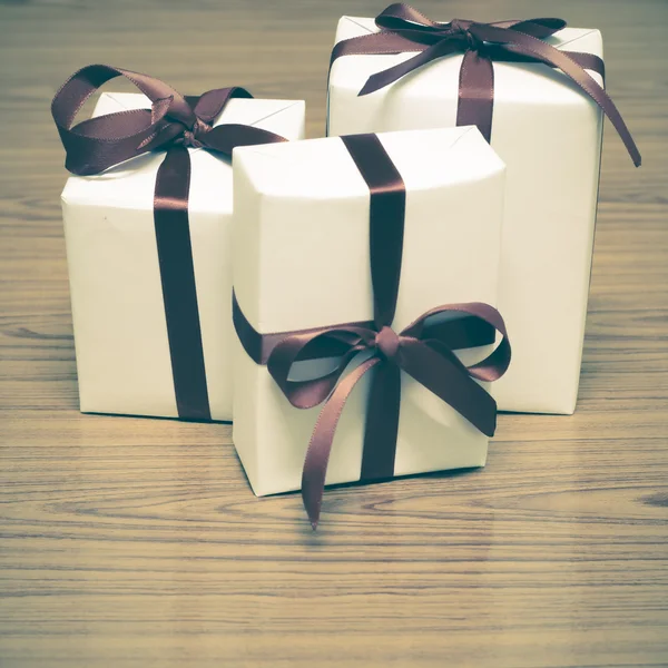 Kurdele ile beyaz hediye kutuları — Stok fotoğraf