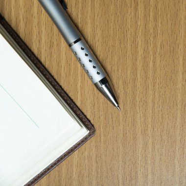 Masada kitap ve kalem var.