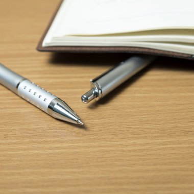 Masada kitap ve kalem var.