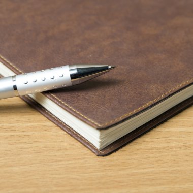 Masada kitap ve kalem var.