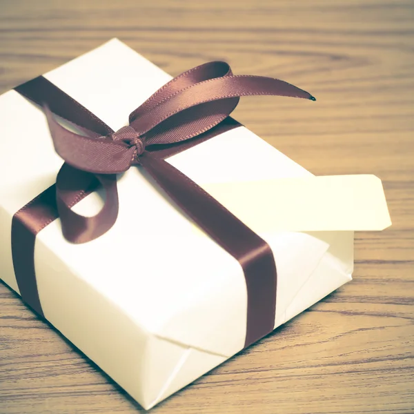 Caixa de presente branco com fita — Fotografia de Stock