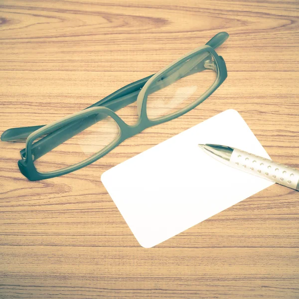 Tarjeta de negocios y pluma con gafas — Foto de Stock