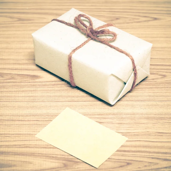 Caja de regalo marrón y tarjeta — Foto de Stock