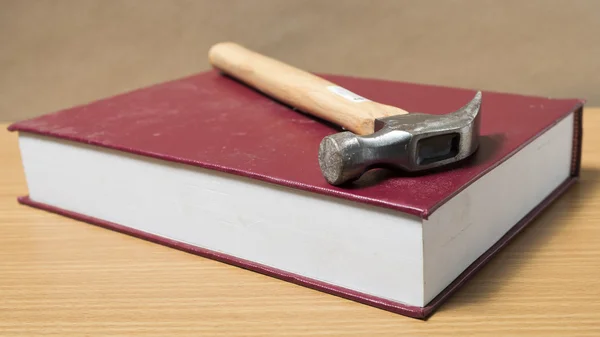 Buch mit Hammer — Stockfoto