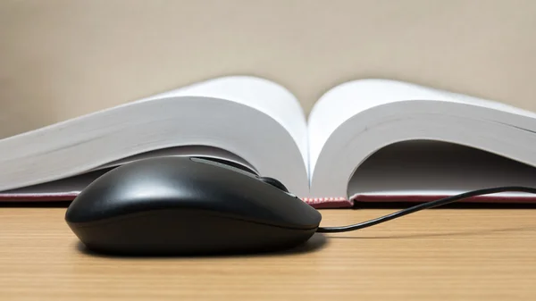 Libro e mouse del computer — Foto Stock