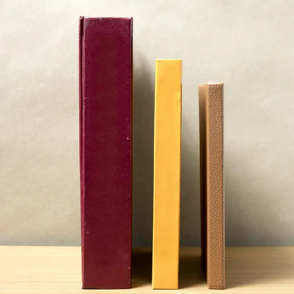 Stå upp böcker på bord — Stockfoto