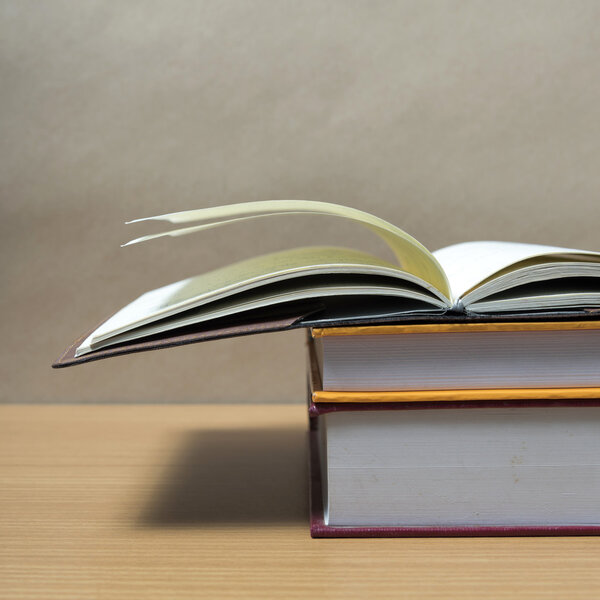 стопка книг на столе