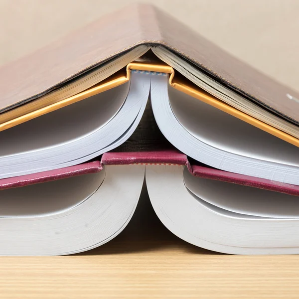 Pile de livres sur la table — Photo