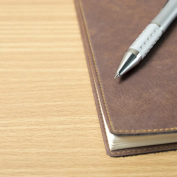 Buch und Stift auf dem Tisch — Stockfoto