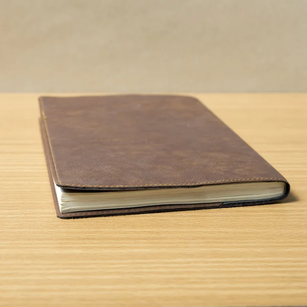 Bruin boek op tafel — Stockfoto