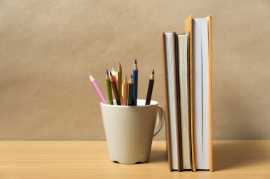 renkli kalemle kitap standı