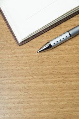 Masada kitap ve kalem var.