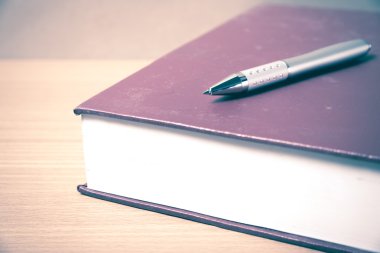 Masada kitap ve kalem var.
