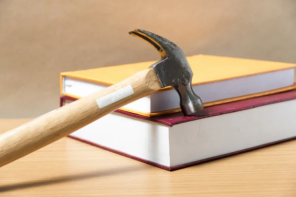 Buch mit Hammer auf dem Tisch — Stockfoto