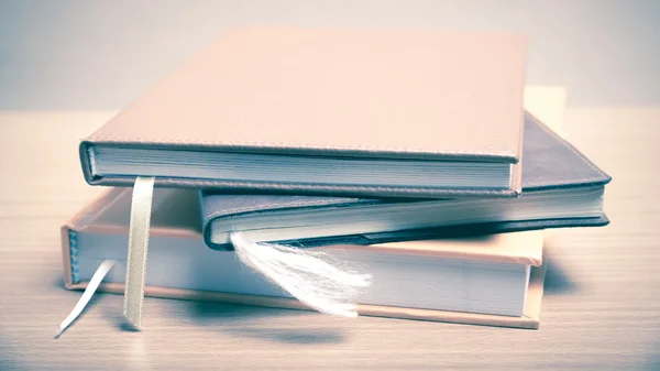 Pila de libros en la mesa —  Fotos de Stock