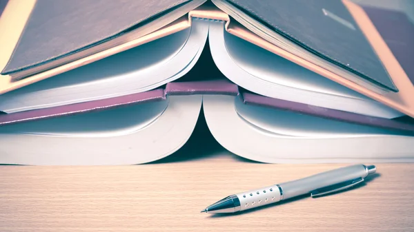 Pila de libros en la mesa — Foto de Stock