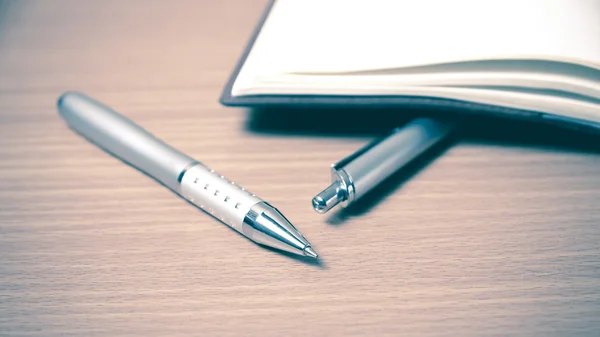 Livro e canetas na mesa — Fotografia de Stock