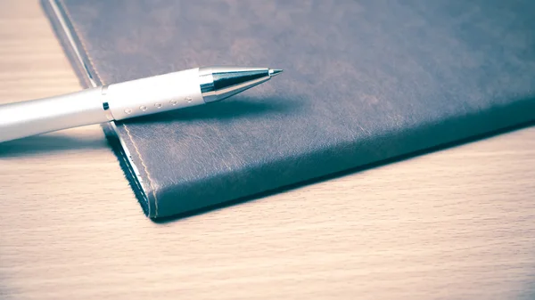 Livro e caneta na mesa — Fotografia de Stock