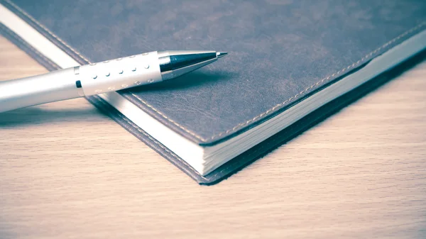 Książka i długopis na stole — Zdjęcie stockowe