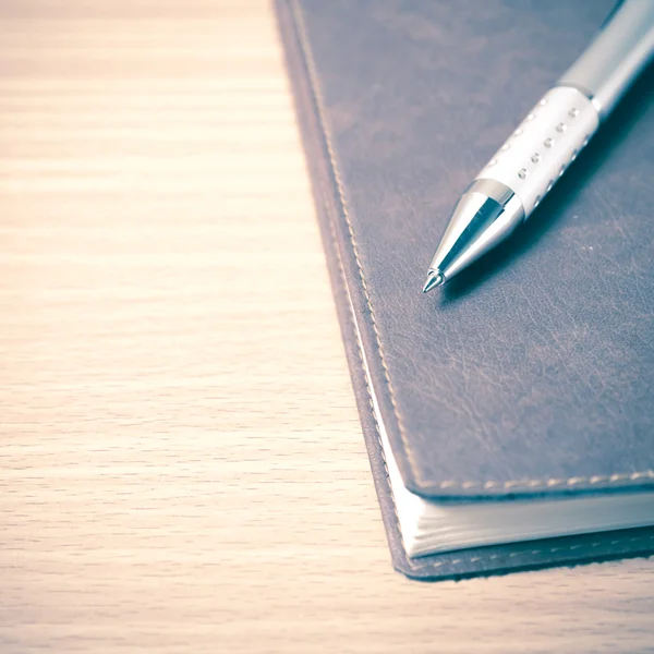 Libro y pluma en la mesa — Foto de Stock