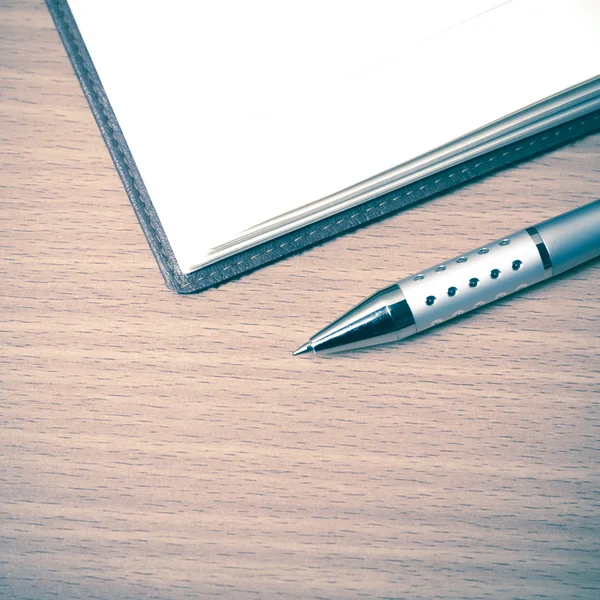 Buch und Stift auf dem Tisch — Stockfoto