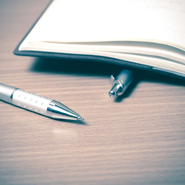 Bok och pennor på bord — Stockfoto