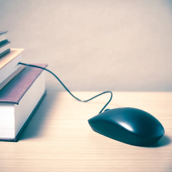 Libro e mouse del computer — Foto Stock