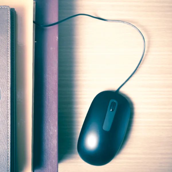 Kitap ve bilgisayar fare — Stok fotoğraf