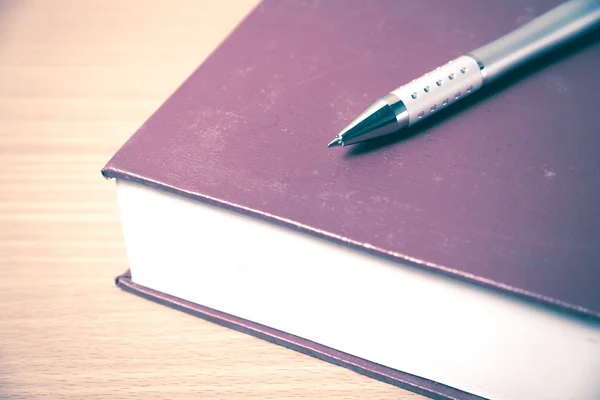 Livro e caneta na mesa — Fotografia de Stock