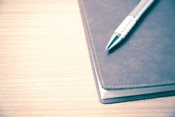 Livro e caneta na mesa — Fotografia de Stock