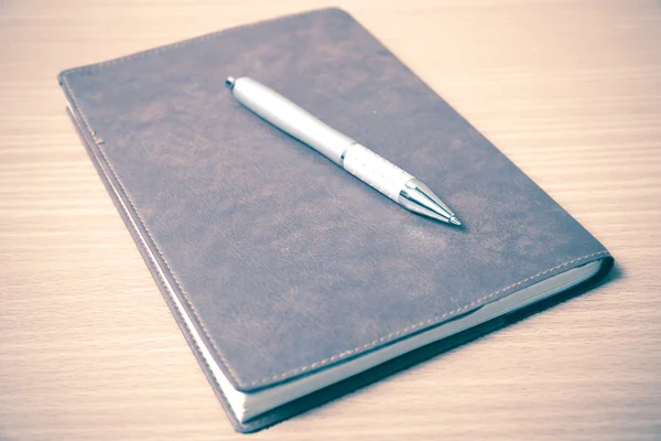 Libro e penna sul tavolo — Foto Stock